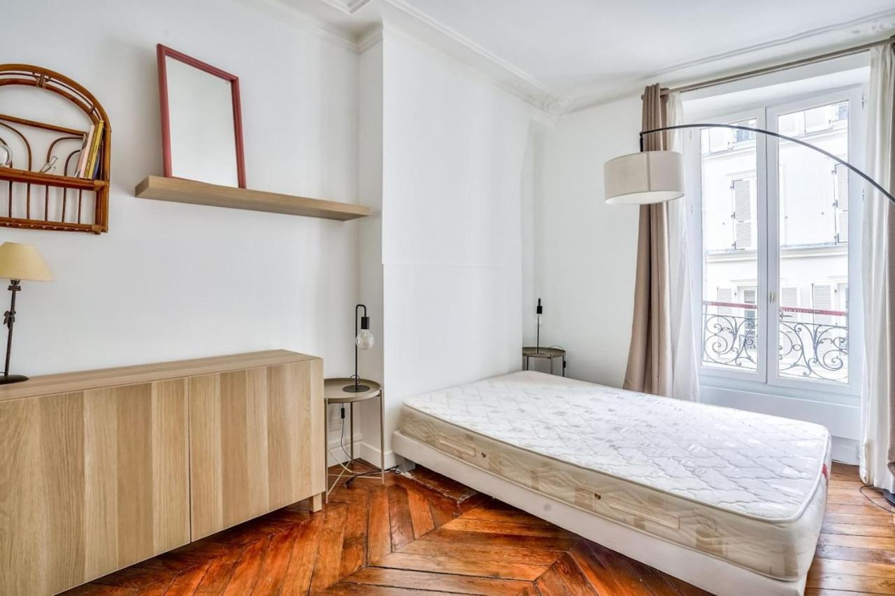 Cosy And Bright Located In 18 Parigi