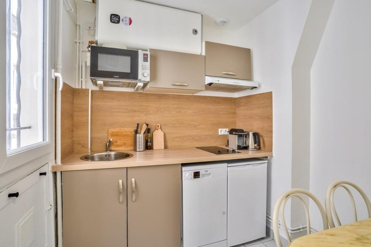 Cosy And Bright Located In 18 Parigi