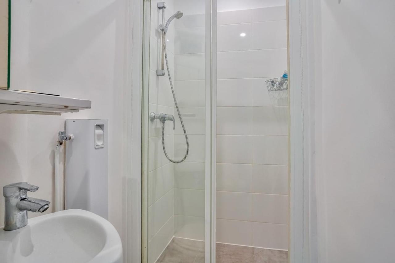 Cosy And Bright Located In 18 Parigi